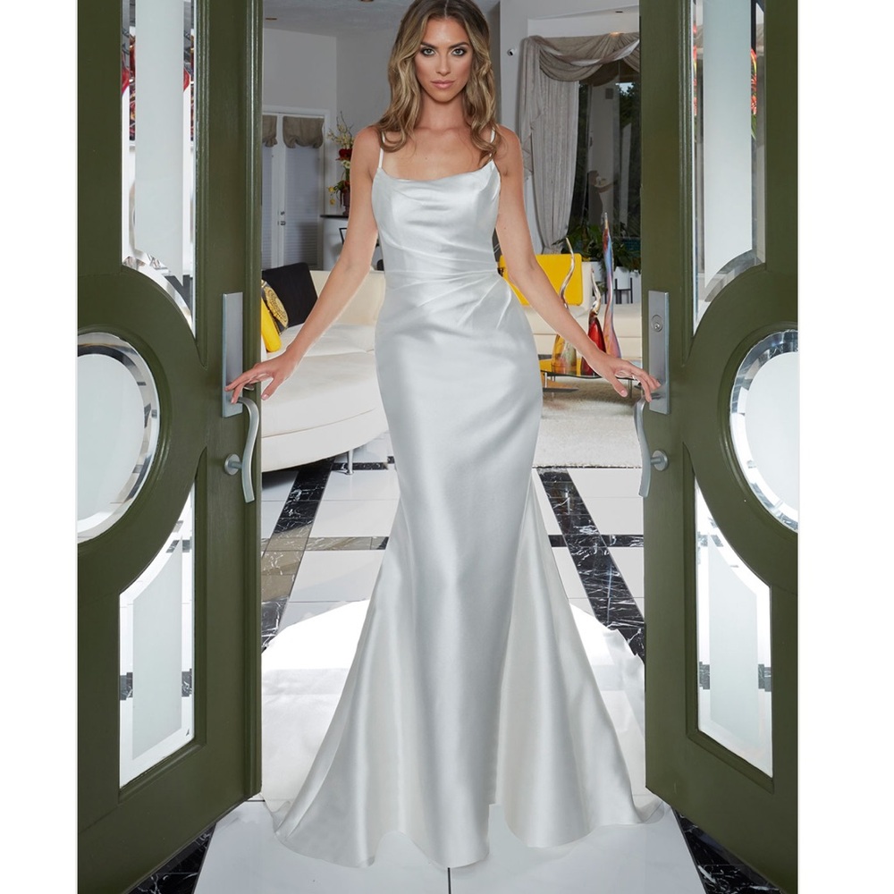 Brand new never been worn wedding dress
